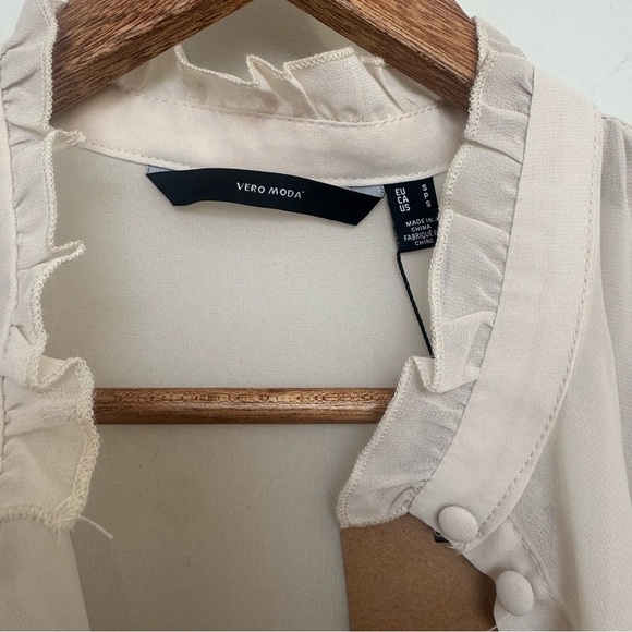 NWT VERO MODA Elegant Cream Ruffled Women's Top blouse S - Picture 5 of 5